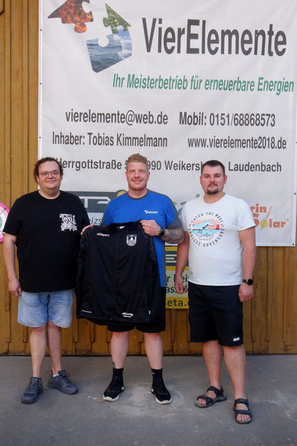 Im Bild (vlnr.): 1. Vorsitzender Manuel Ilzhöfer, Inhaber VierElemente Tobias Kimmelmann und 1. Vorsitzender Christopher Wolfert
